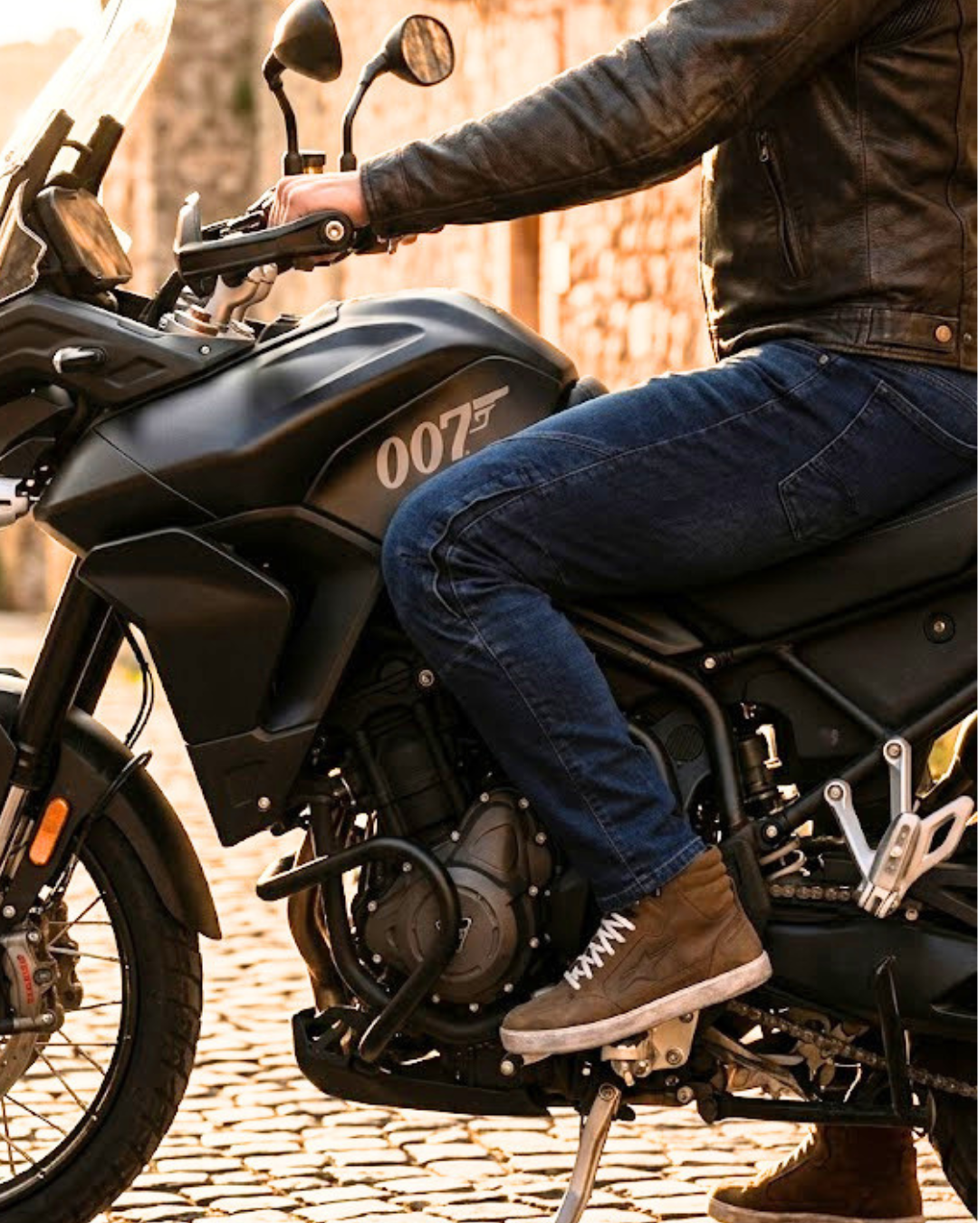 Motociclista sentado en su moto usando el jean para motociclista Booga UrbanGuard X